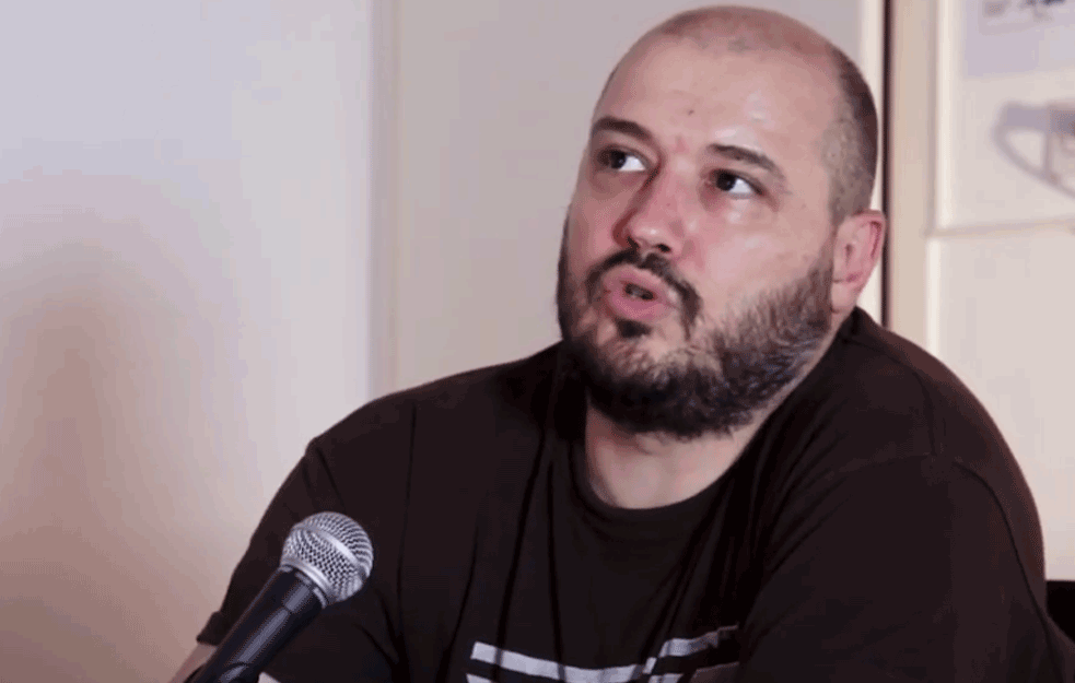 UHAPŠENI NASILNICI IZ SURČINA: Zbog PREBIJANJA NOVINARA Daška Milinovića preti im DO PET GODINA ZATVORA!  