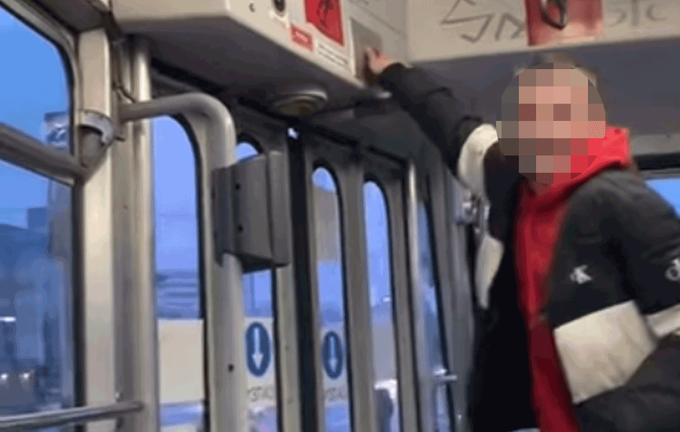 ZAUSTAVLJALI TRAMVAJ DA BI SE SNIMALI ZA <span style='color:red;'><b>TIK-TOK</b></span>: Vozač zvao POLICIJU! (VIDEO)
