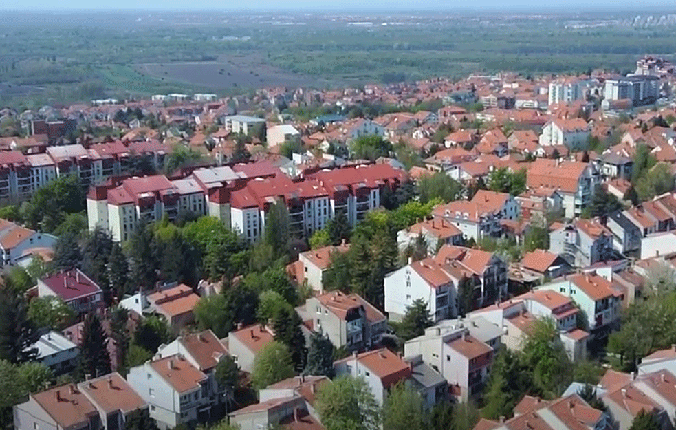 Nekada remek-delo arhitekture, danas <span style='color:red;'><b>Cerak vinogradi</b></span> prepušteni brizi stanara: Ima li spasa beogradskom naselju? 