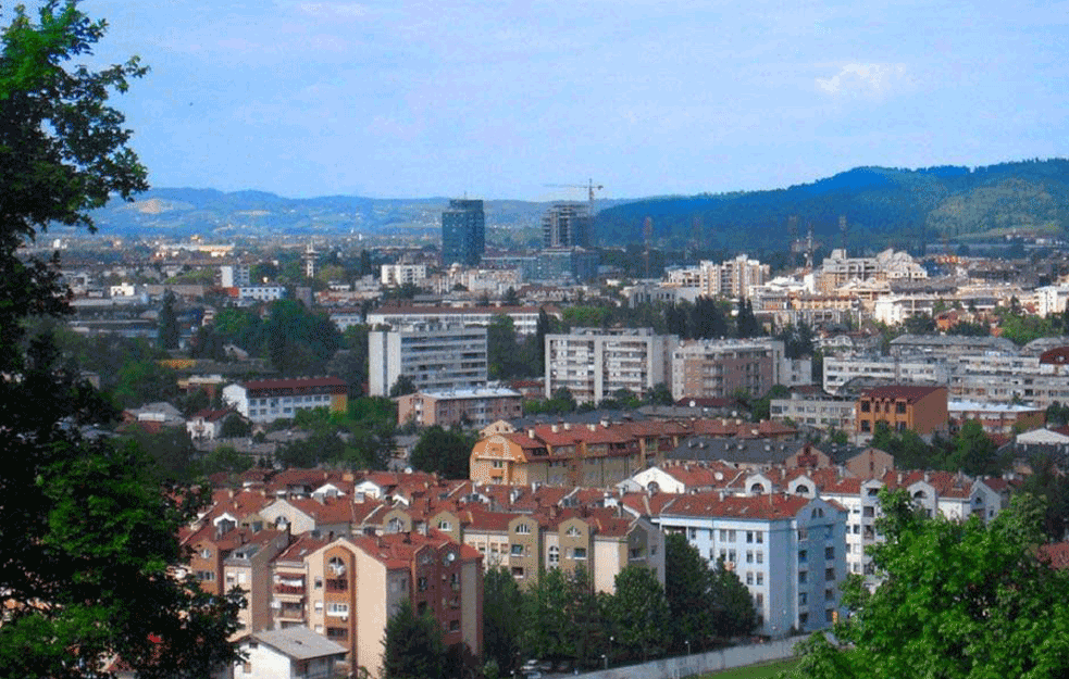 VOZIO MOTOR PO DVORIŠTU, PA UDARIO U DRVO: <span style='color:red;'><b>Motorista</b></span> u TEŠKOM STANJU, priključen na APARATE!