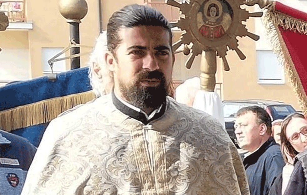 SRAMNO! Huligani PRETUKLI SVEŠTENIKA i POPADIJU posle utakmice! ZADOBILI TEŽE POVREDE GLAVE, udarali ih pred decom! 









