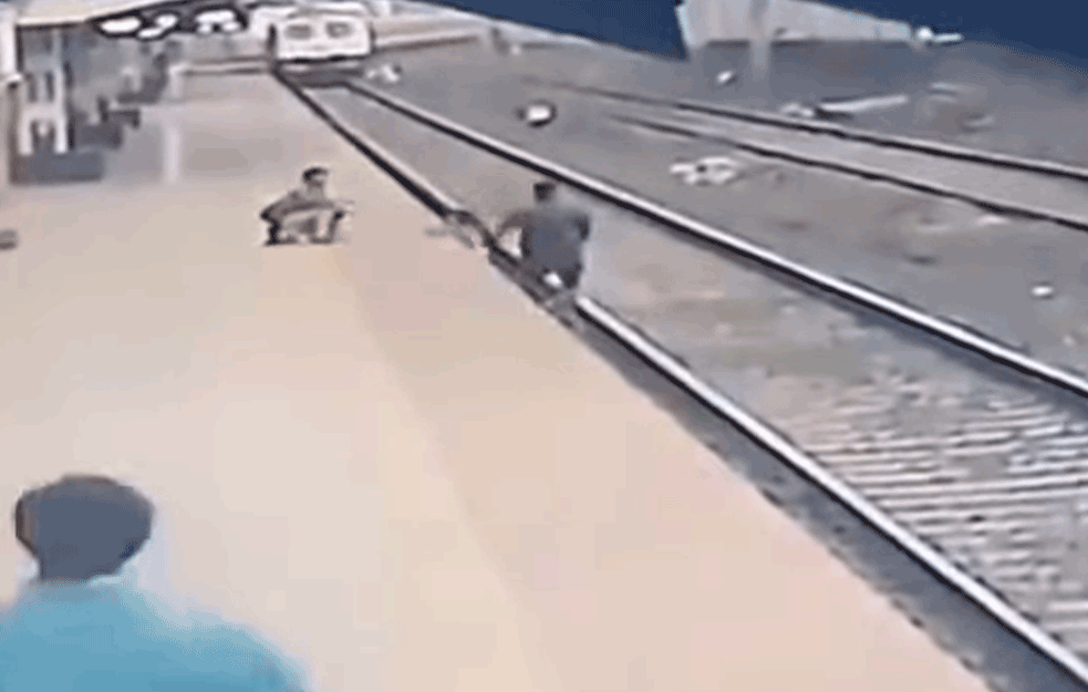 DETE SPAŠENO U POSLEDNJI ČAS: Palo na šine, a zaposleni na železničkoj stanici SPREČIO TRAGEDIJUI! (VIDEO)

