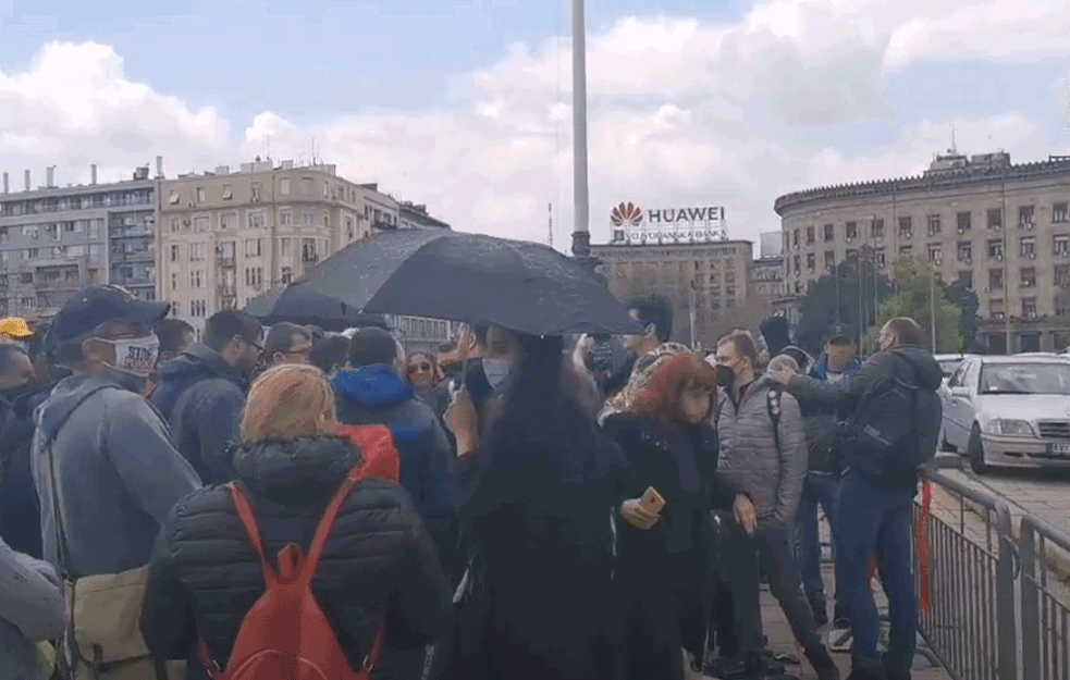 GLAS JAVNOSTI UŽIVO: Protest FRILENSERA ispred SKUPŠTINE SRBIJE! (VIDEO)