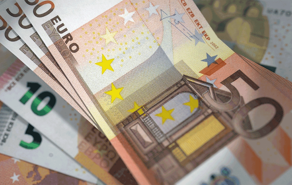 NAJUNOSNIJI BIZNIS U SRBIJI: <span style='color:red;'><b>Javni izvršitelji</b></span> mesečno zarade od 5 do 40.000 evra!  