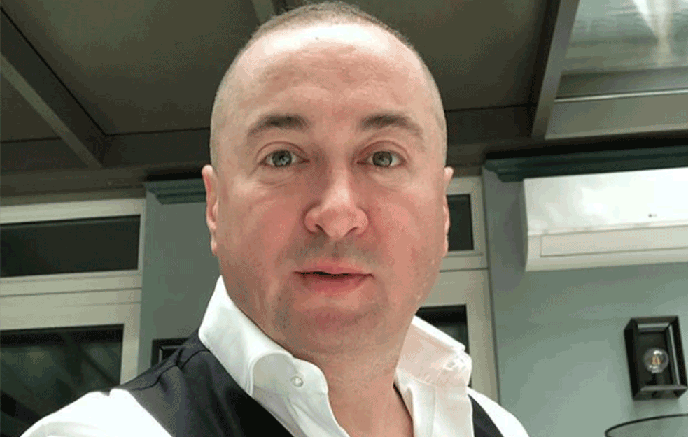 ĐANI U URNEBESNOM IZDANJU: Pevač prošetao u HALJINI SA CVETNIM DEZENOM sa tašnom u ruci! (FOTO)






