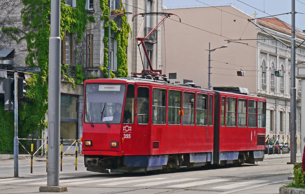 NEZGODA NA DORĆOLU: Tramvaj ISKOČIO IZ ŠINA i udario u zgradu! 




