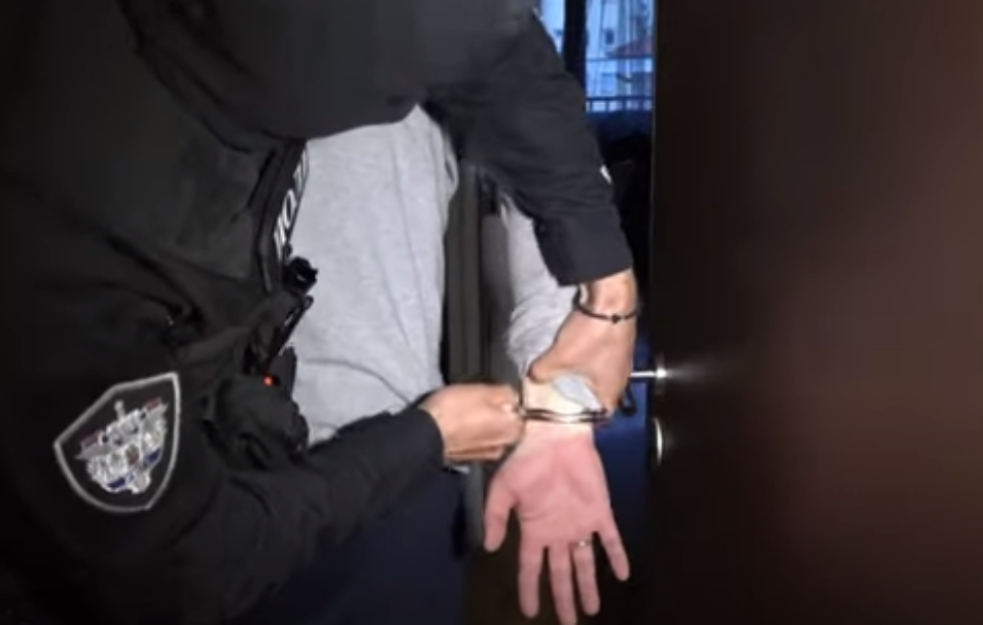 DILERI PONOVO NA UDARU 'GNEVA': U šumi kod Vrdnika oduzeto pola kilograma kokaina, špricevi, telefoni, policijske značke i preko 5.000 evra! 