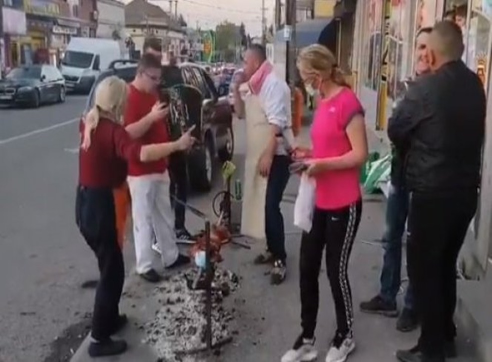 HIT! Okrenuli su PRASE NA RAŽNJU, ali na NEVEROVATNOM mestu (VIDEO) 