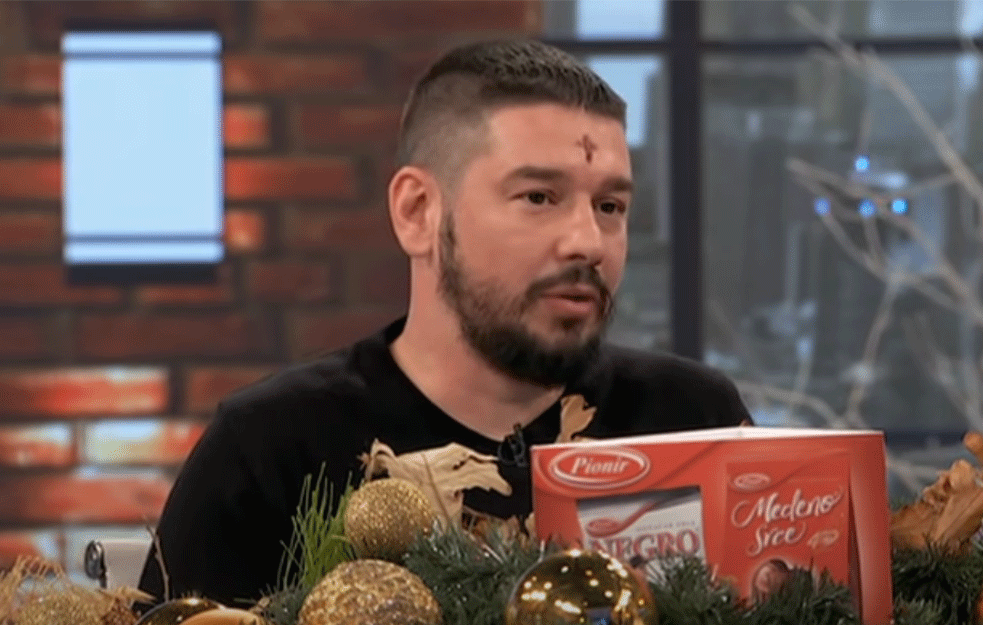 <span style='color:red;'><b>Medicinski FENOMEN</b></span> ili nešto DRUGO? Nenadu se pred PRAZNIKE pojavljuje rana na čelu u obliku KRSTA i krvari! Niko nema OBJAŠNJENJE (VIDEO)
