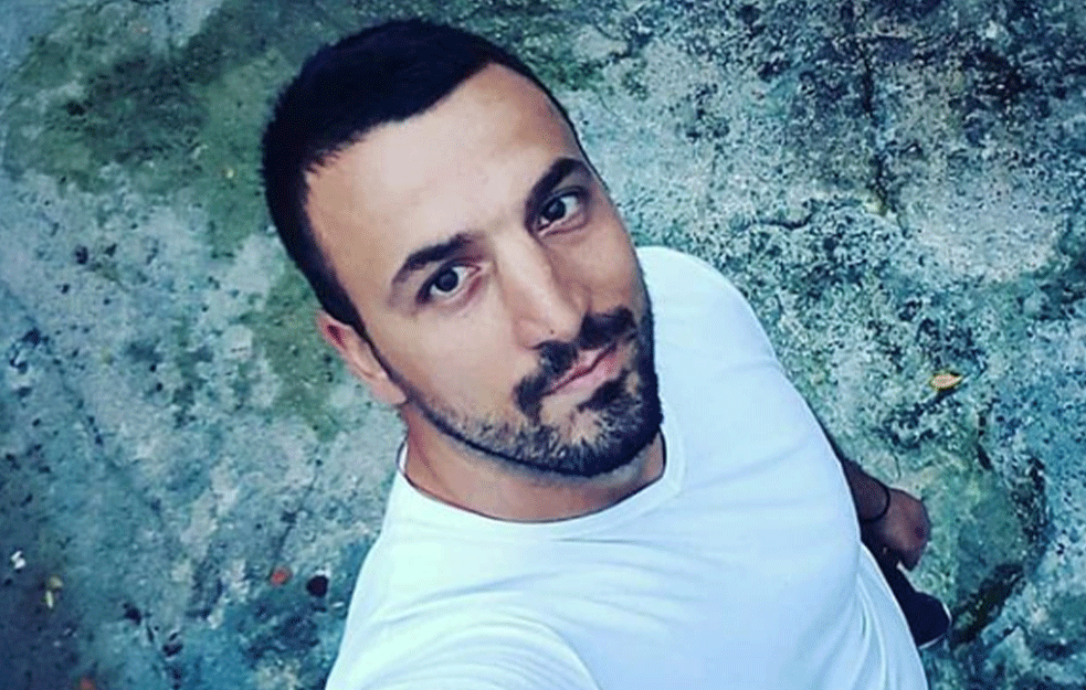 DIVAN GEST! <span style='color:red;'><b>Vladimir Tomović</b></span> obradovao majku na rođendan: Sramota bi bila da nismo mami kupili sat sa dijamantima! (FOTO)