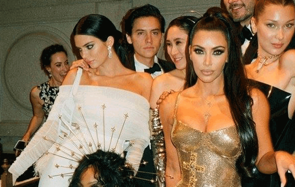 <span style='color:red;'><b>MET GALA</b></span> MANIFESTACIJA PRKOSI KORONI: Najprestižniji modni dogođaj se ipak održava ove godine