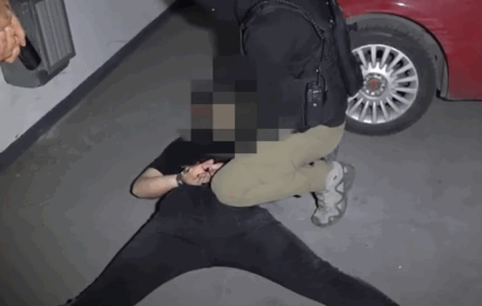 'PAO' DILER S 4<span style='color:red;'><b>5 KG MARIHUANE</b></span>: Neverovatne scene hapšenja muškarca u Filmskom gradu u Beogradu (VIDEO)