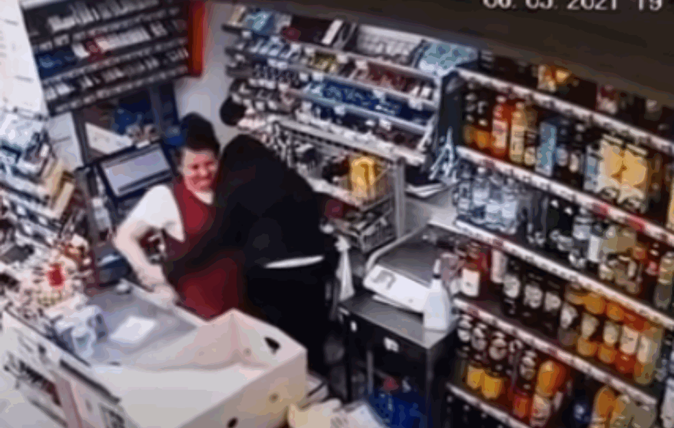 HRABRA KASIRKA 'ISPRAŠILA' LOPOVA: Kamere zabeležile borbu goloruke žene i naoružanog muškarca (VIDEO)