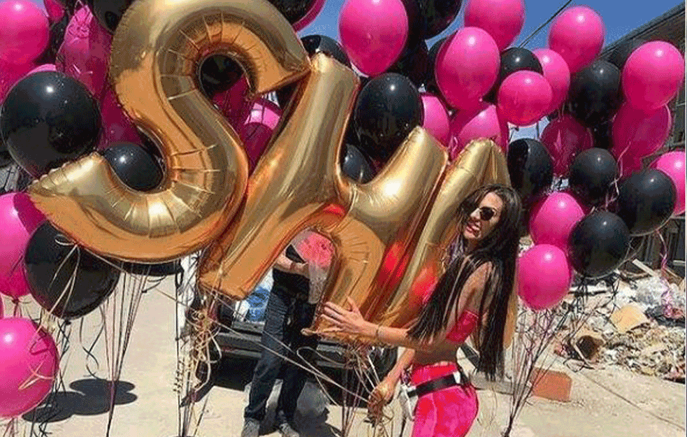 TARA SIMOV ŠALJE SIGNALE ŠA I VAN BELE KUĆE: Baloni u nebo kao novi način komunikacije sa ukućanima(FOTO)


