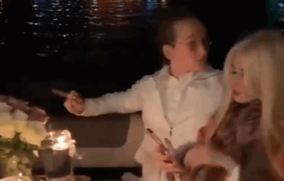 OVO SU 'ZETOVI' ŽELJKA MITROVIĆA: Na luksuznoj jahti sa ĆERKAMA i njihovim momcima slavio 50. ROĐENDAN SUPRUGE! (VIDEO) 