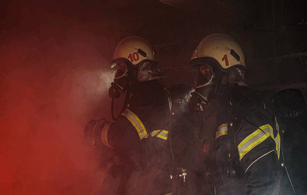 Iz požara u Sarajevskoj EVAKUISANO DVOJE DECE: Konačno ugašena vatra u STANU (FOTO)
