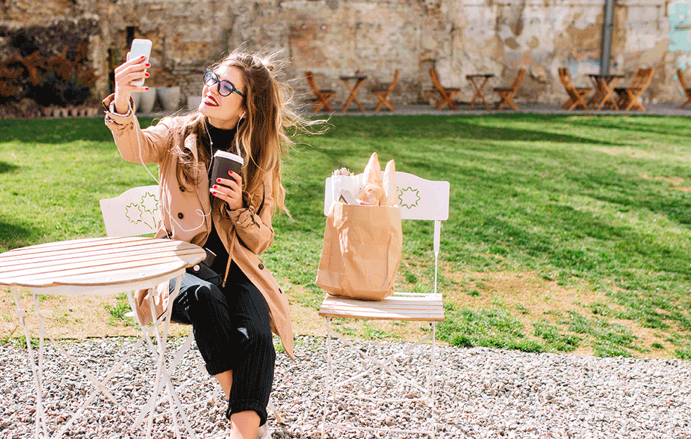 NAJNOVIJI <span style='color:red;'><b>INSTAGRAM TREND</b></span>: Influenserke POLUDELE ZA „RUŽNIM“ SANDALAMA, koje ulaze u modu  ovog leta! 