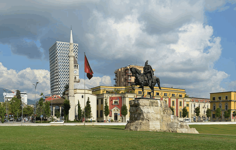 IZBEGNUTA TRAGEDIJA U TIRANI: Muškarac se polio benzinom, pa planirao da se zapali na Trgu <span style='color:red;'><b>Skenderbeg</b></span>! 