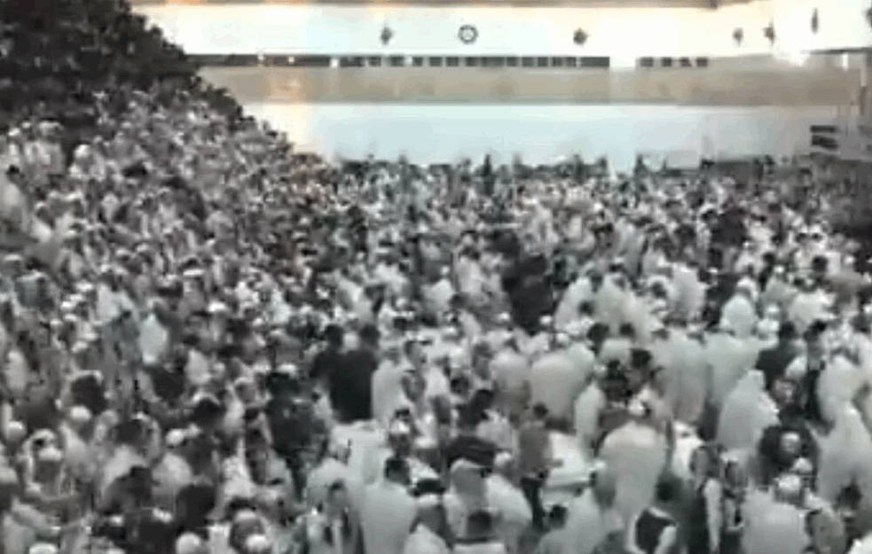 MRTVI I NA DESETINE POVREĐENIH! Užas u sinagogi, SRUŠILA se tribina za <span style='color:red;'><b>sedenje</b></span> (VIDEO)