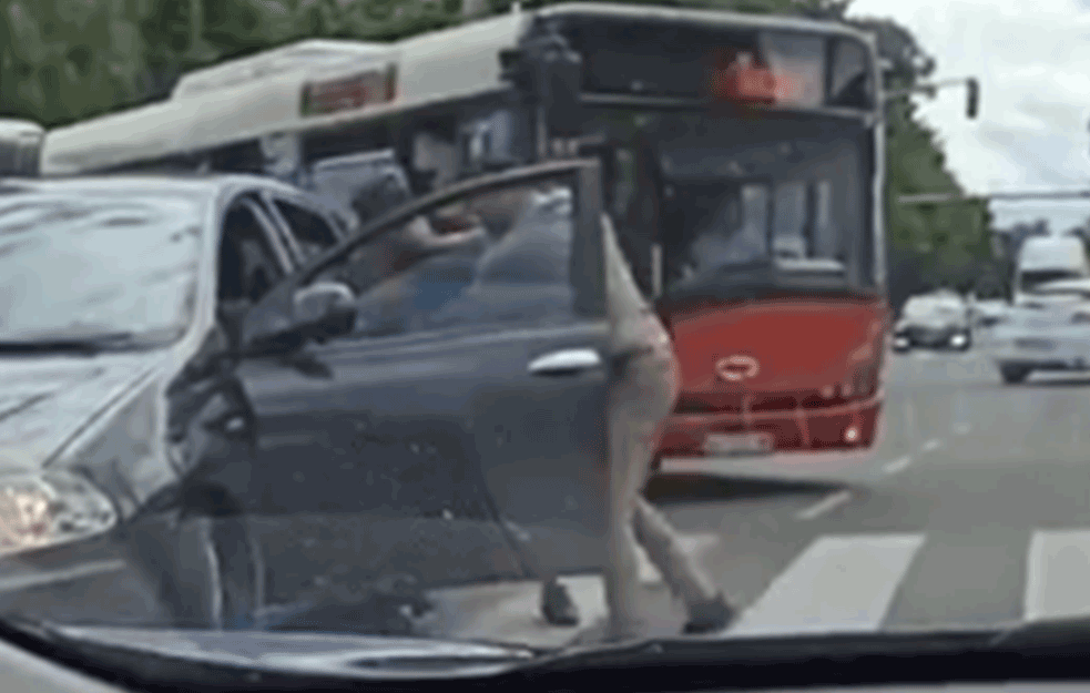 MAKLJAŽA NA RASKRSNICI: Momak 'U TRENINGU' izudarao čoveka, a onda je PRIŠAO PROLAZNIK da ih RAZDVAJA! (VIDEO) 