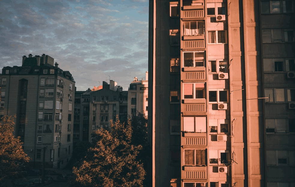 VIŠE OD POLA PLATE NA RAČUNE: <span style='color:red;'><b>Stanovi u Beogradu</b></span> i dalje PAPRENI, a uslovi za kredite LOŠI