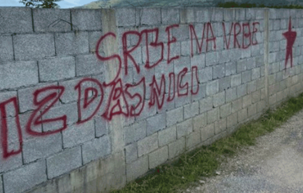 PORUKE MRŽNJE PREMA SRBIMA OSVANULE U PODGORICI: 'Srbe na VRBE, <span style='color:red;'><b>IZDAJNICI</b></span>'! (FOTO)
 
