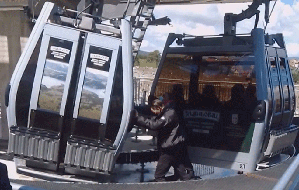 MOŽE I NA GURKU! Stala <span style='color:red;'><b>gondola</b></span> na Zlatiboru, slučajno presekli kablove (VIDEO)