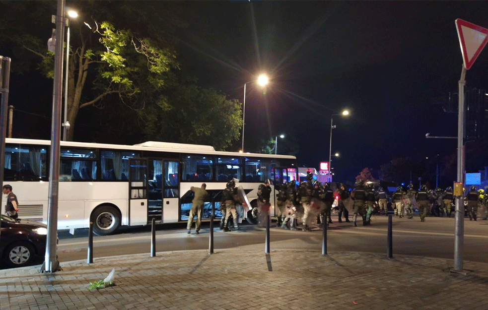 SLAVLJE SE PRETVORILO U HAOS! Prvi snimci opšte tuče navijača Crvene zvezde i Partizana, u toku hapšenja, gađali policiju flašama (FOTO+VIDEO)