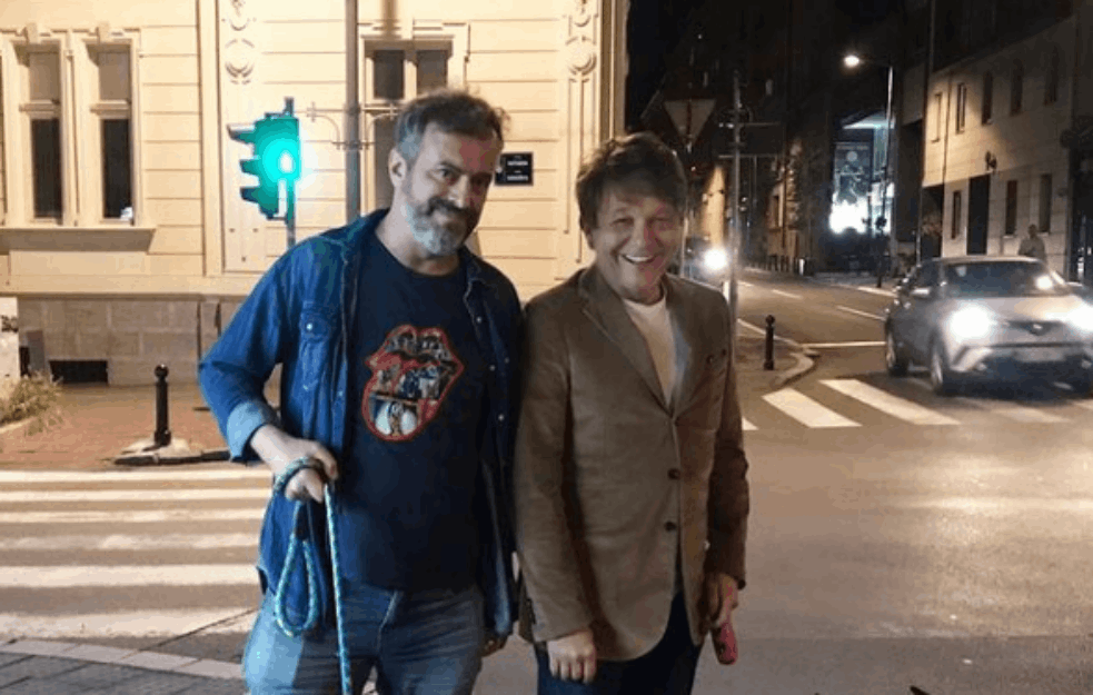 TRIFUNOVIĆ I BJELOGRLIĆ SRELI SU SE TOKOM VEČERNJE ŠETNJE: Neko vodi <span style='color:red;'><b>vučjak</b></span>a, neko šeta domaćeg mešanca (FOTO)