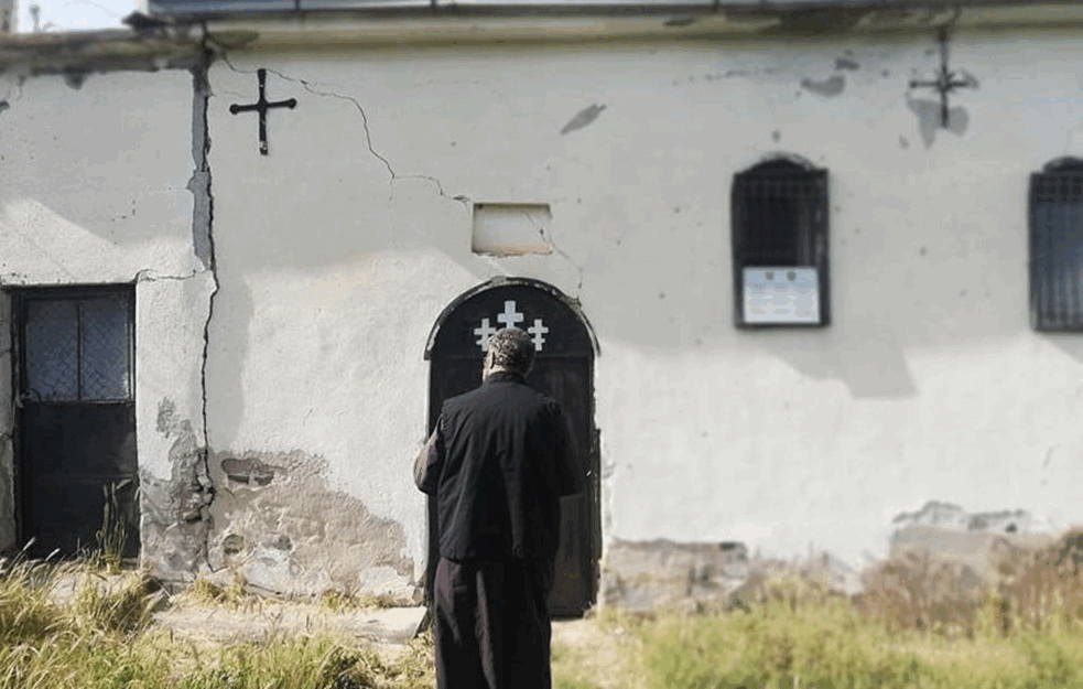 UNIŠTAVANJE SRPSKIH SVETINJA NA KOSOVU! Obijena <span style='color:red;'><b>crkva Svete Petke</b></span> (FOTO)  