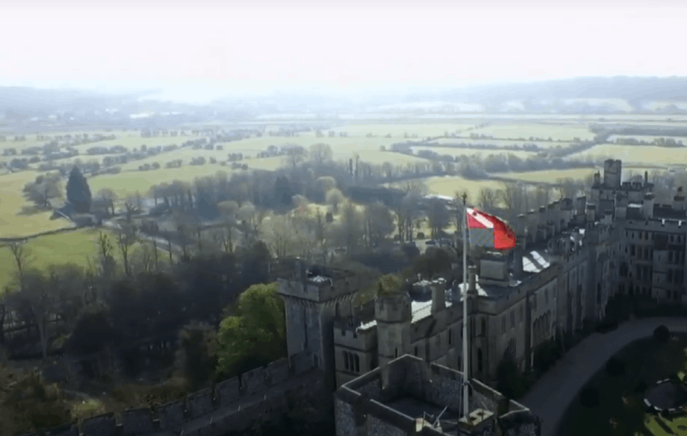 UKRADENO BLAGO NEKADAŠNJE KRALJICE: Iz <span style='color:red;'><b>zamka</b></span> odnet milion funti vredan zlatni nakit (FOTO, VIDEO)
