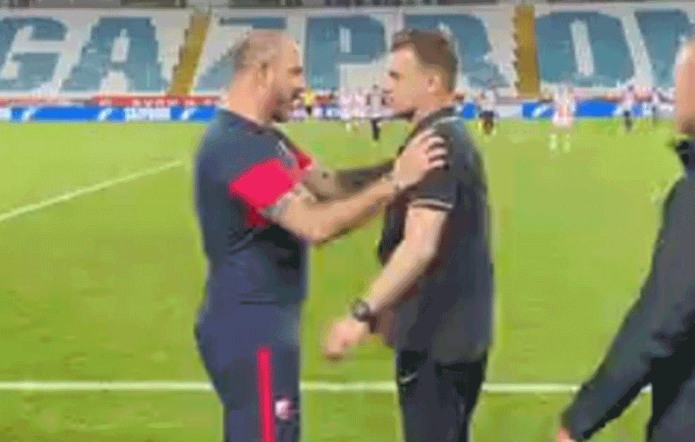 LEPA SCENA NA VEČITOM DERBIJU! Razgovor STANKOVIĆA I STANOJEVIĆA: <span style='color:red;'><b>Trener Crvene zvezde</b></span> prišao klupi Partizana i...! (VIDEO) 




