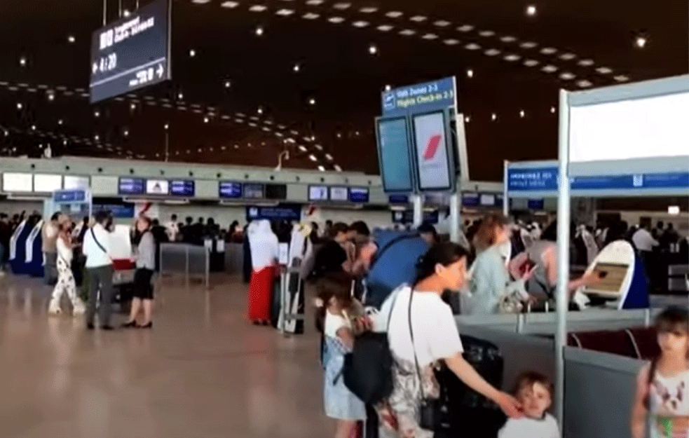 AUSTRIJA I FRANCUSKA OTKAZALE LETOVE ZA MOSKVU: Rusija odbila da izda dozvolu za <span style='color:red;'><b>sletanje aviona</b></span> njihovim avio-kompanijama (VIDEO)