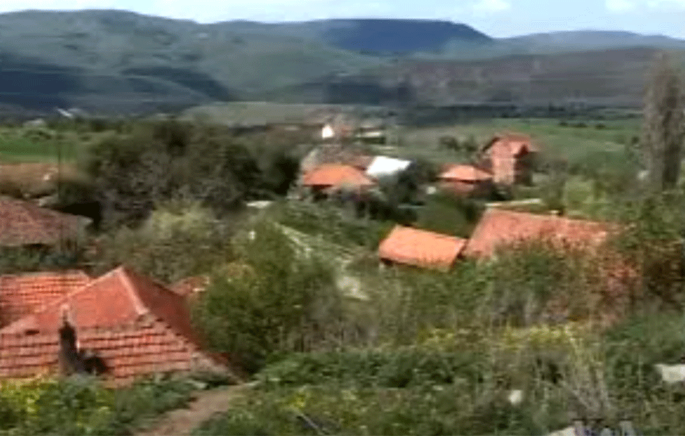 POMOZITE! Nikola je jedino dete u školi od prvog do četvrtog razreda u Slivovu u Kosovskom Pomoravlju: Nema računar, jedina nastavna sredstva su mu tabla i kreda! (VIDEO)