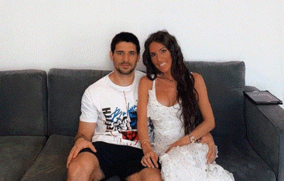 ALEKSANDAR I KRISTINA MITROVIĆ IZGOVORILI SUDBONOSNO 'DA' I PRED BOGOM: Mlada zablistala u prelepoj VENČANICI! (FOTO) 



