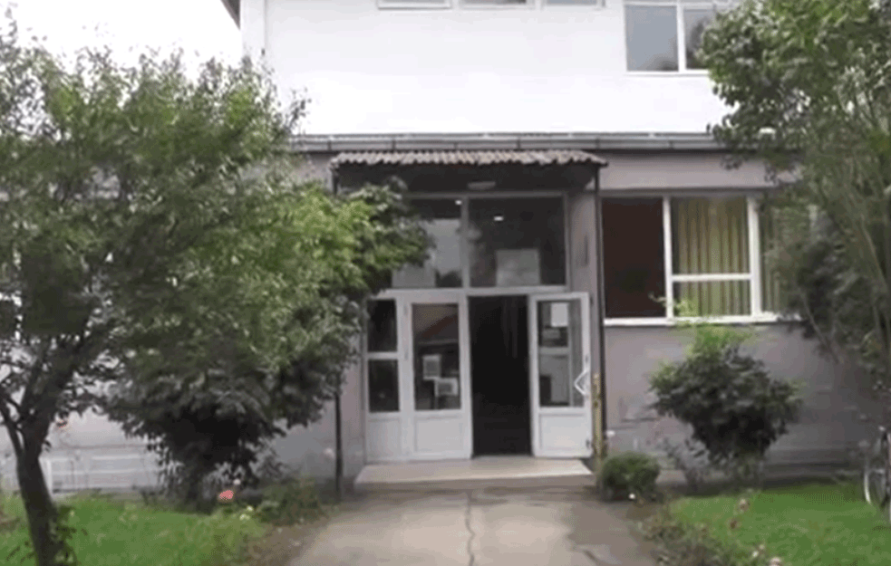 TRINAESTOGODIŠNJI DEČAK SKOČIO KROZ PROZOR ŠKOLE U KRUŠEVCU: Polomio obe noge! 