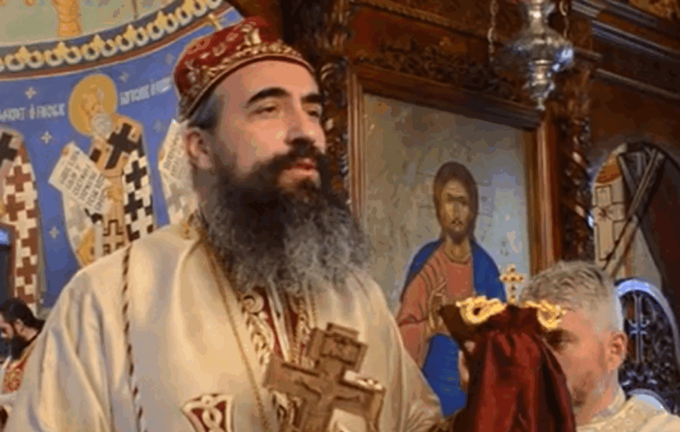 <span style='color:red;'><b>Episkop Metodije</b></span> skakao padobranom na Kapinom polju u Nikšiću! (VIDEO) 


