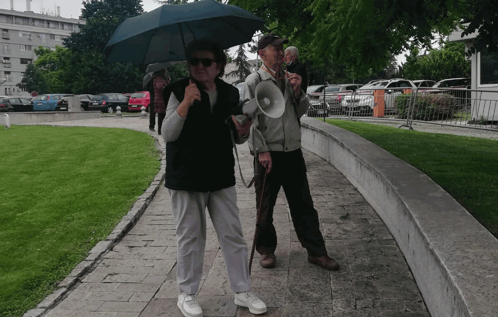 <span style='color:red;'><b>PROTEST RADNIKA</b></span> IKL-A ISPRED PREDSEDNIŠTVA SRBIJE: 'Običan svet više nema šanse da dobije spor u Privrednom sudu'

