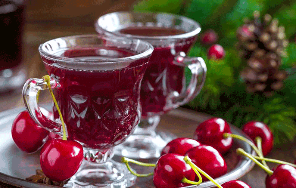 UKUSAN I <span style='color:red;'><b>LEKOVIT NAPITAK</b></span>: Jednostavna priprema zdravog likera od višanja kod kuće!