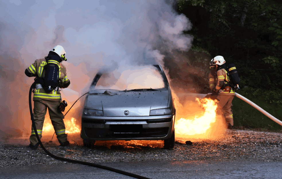POŽAR NA AUTOPUTU: Automobil se ZAPALIO kod 'Zmajeve' pumpe na Novom Beogradu! 




