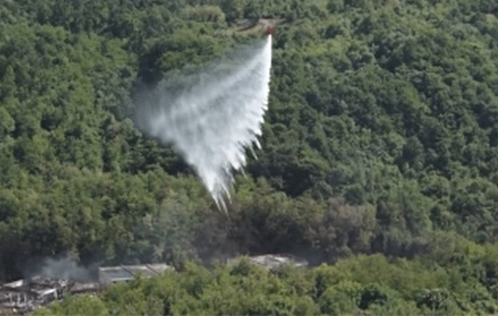POŽAR U ČAČKU GASE TRI HELIKOPTERA: Jedini način da se VATRA ugasi, postoji opasnost da municija EKSPLODIRA! (VIDEO)

