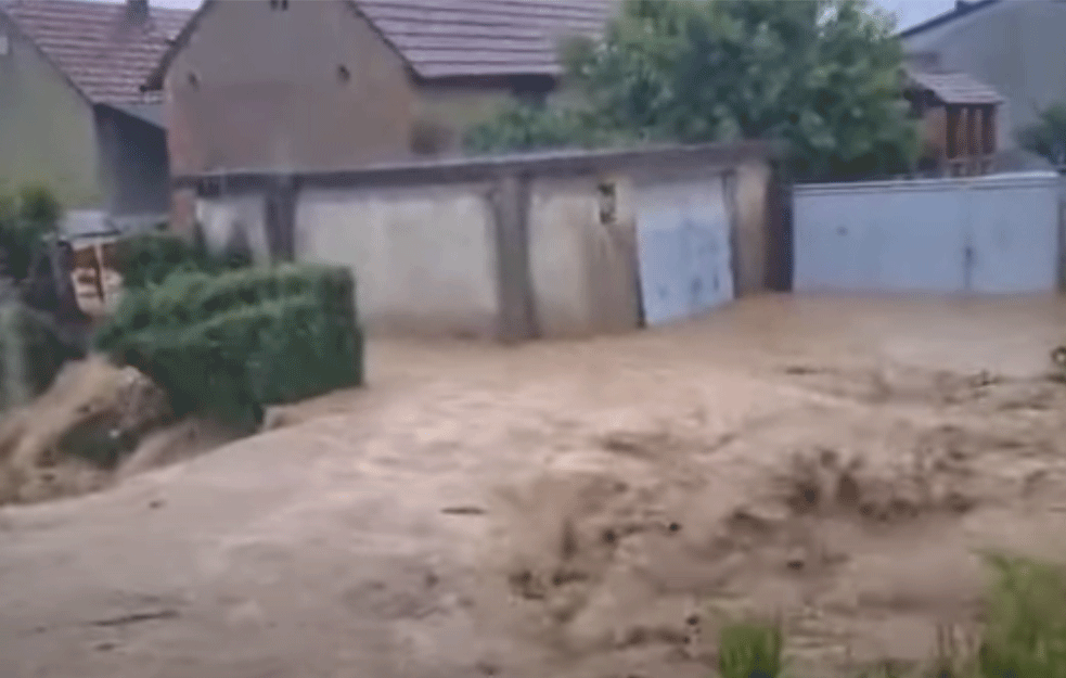 POPLAVE U POŽEGI: Blatnjavi vodopad slivao se s brda,  izgledalo je apokaliptično (FOTO)