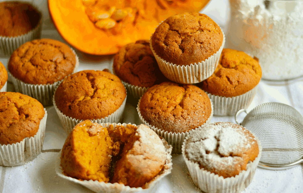 POSLASTICA BEZ ŠEĆERA I BRAŠNA: Recept za MAFINI od banana koji se BRZO I LAKO sprema! 

