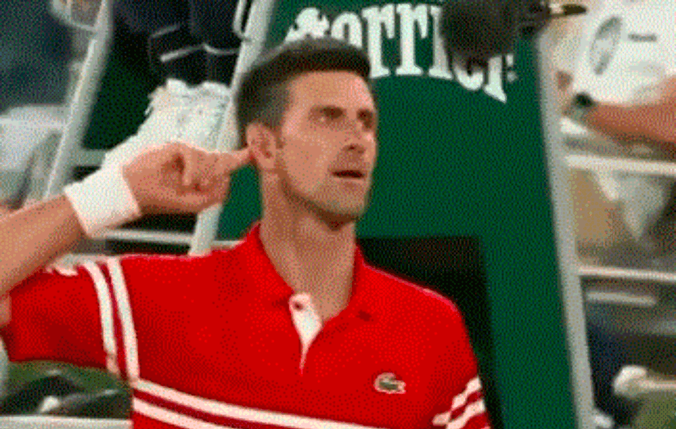 NOVAK ĐOKOVIĆ POSLAO PORUKU PUBLICI U PARIZU: Da vas sad čujem? (VIDEO) 

