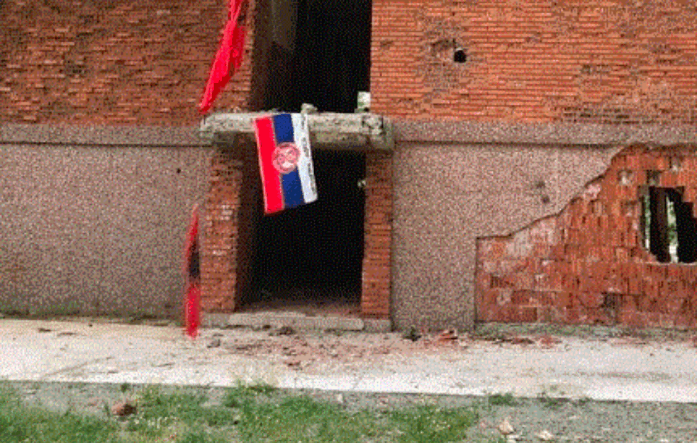PRIZOR KOJI TERA SUZE NA OČI! <span style='color:red;'><b>Srpska trobojka</b></span> osvanula na ruševinama karaule KOŠARE na Prokletijama! (FOTO) 


