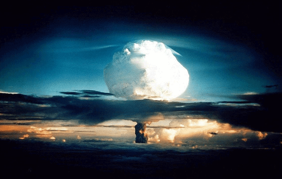 KO ĆE PRVI BACITI ATOMSKU BOMBU: 