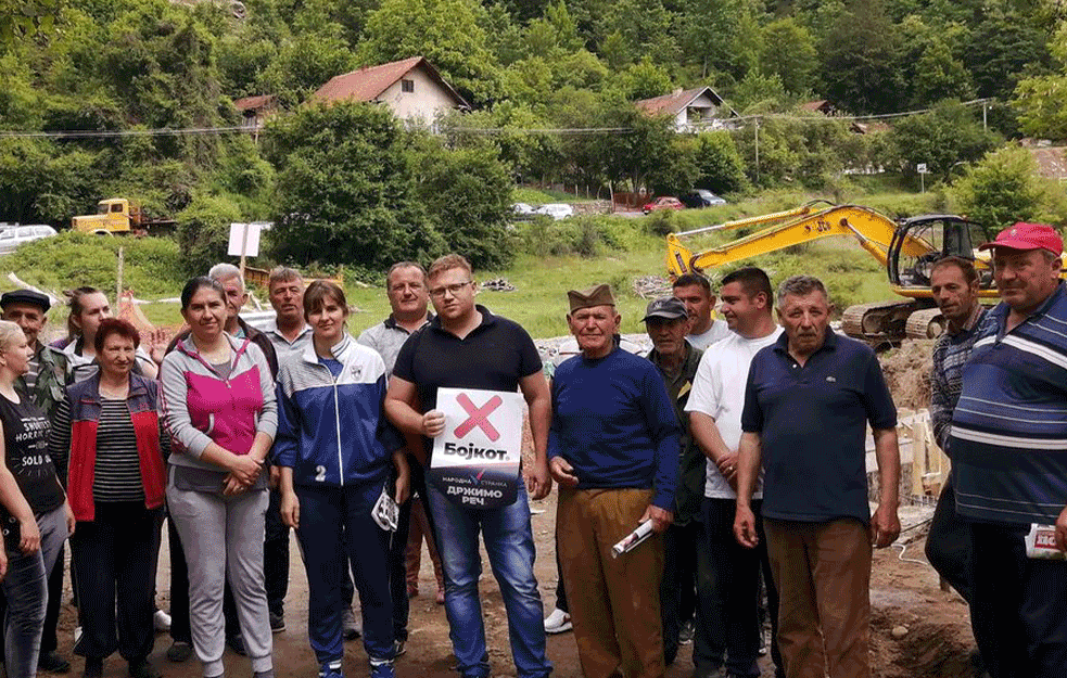 ZAUSTAVILI RADOVE NA <span style='color:red;'><b>MHE</b></span> U SVOM SELU: Stajevčani spasili svoj kraj i reku Trpušnicu! 