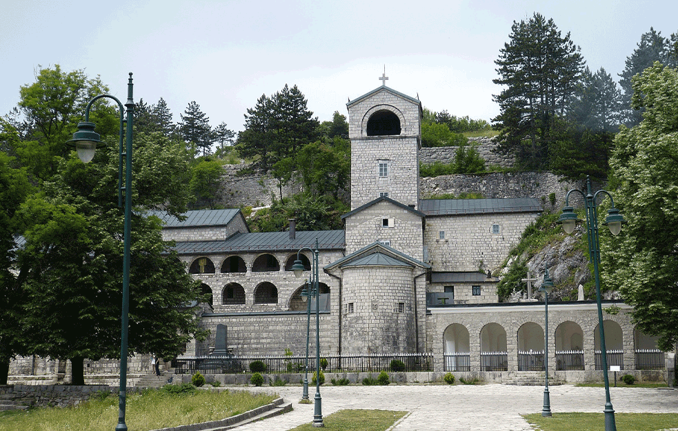KOMITE OPET DIVLJAJU! Pokušavaju da otmu Cetinjski manastir, dok vlast ćuti!