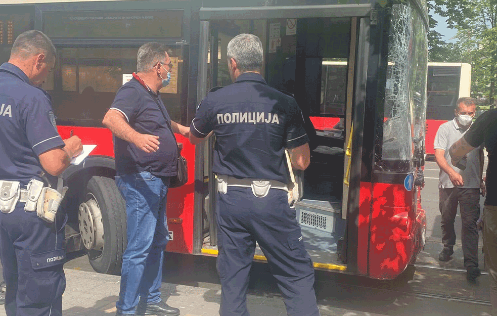 <span style='color:red;'><b>SUDAR DVA AUTOBUSA</b></span> GRADSKOG PREVOZA U CENTRU BEOGRADA: NA SLAVIJI KOLAPS! (VIDEO)