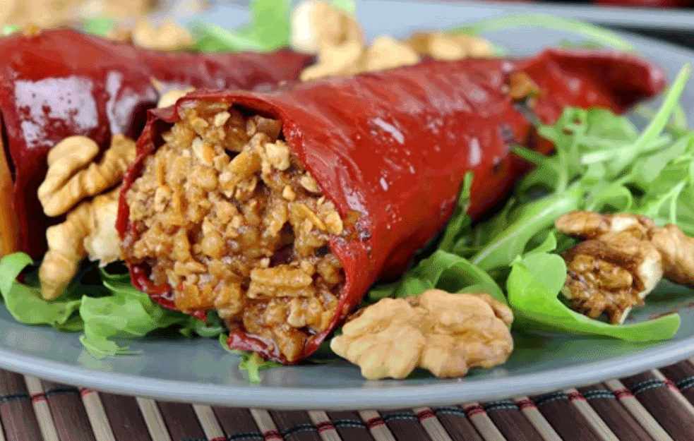 <span style='color:red;'><b>POSNO</b></span>: Sjajan recept za PAPRIKE punjene pirinčem, krompirom i orasima! (VIDEO)  